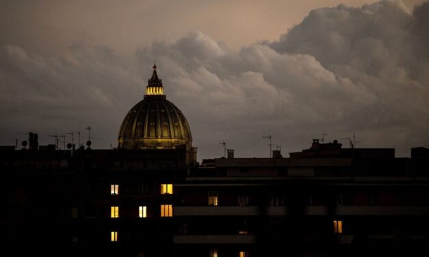 ¿Quién es la “dama del cardenal”, figura clave en el “juicio del siglo” del Vaticano?