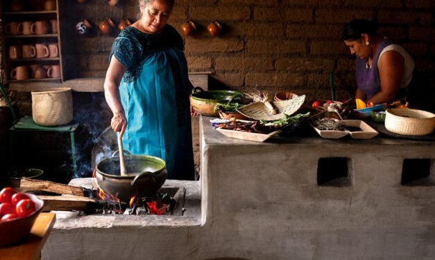 What is Oaxacan mole and where to eat it