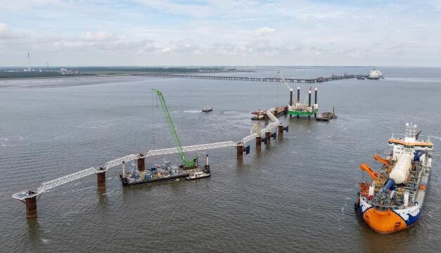 Van Oord puts 600-meter-long FSRU jetty together for Germany’s LNG terminal