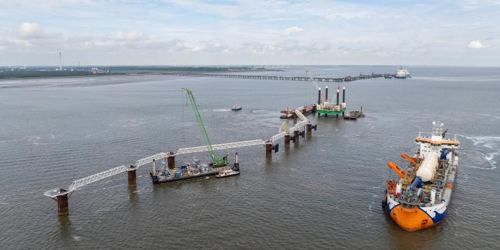 Van Oord puts 600-meter-long FSRU jetty together for Germany’s LNG terminal