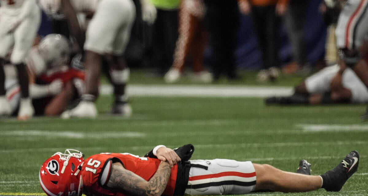 Georgia’s Carson Beck knocked out of SEC championship after hit at the end of the first half