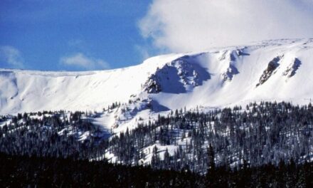 174 Colorado skiers and snowboarders rescued after a lift cracks